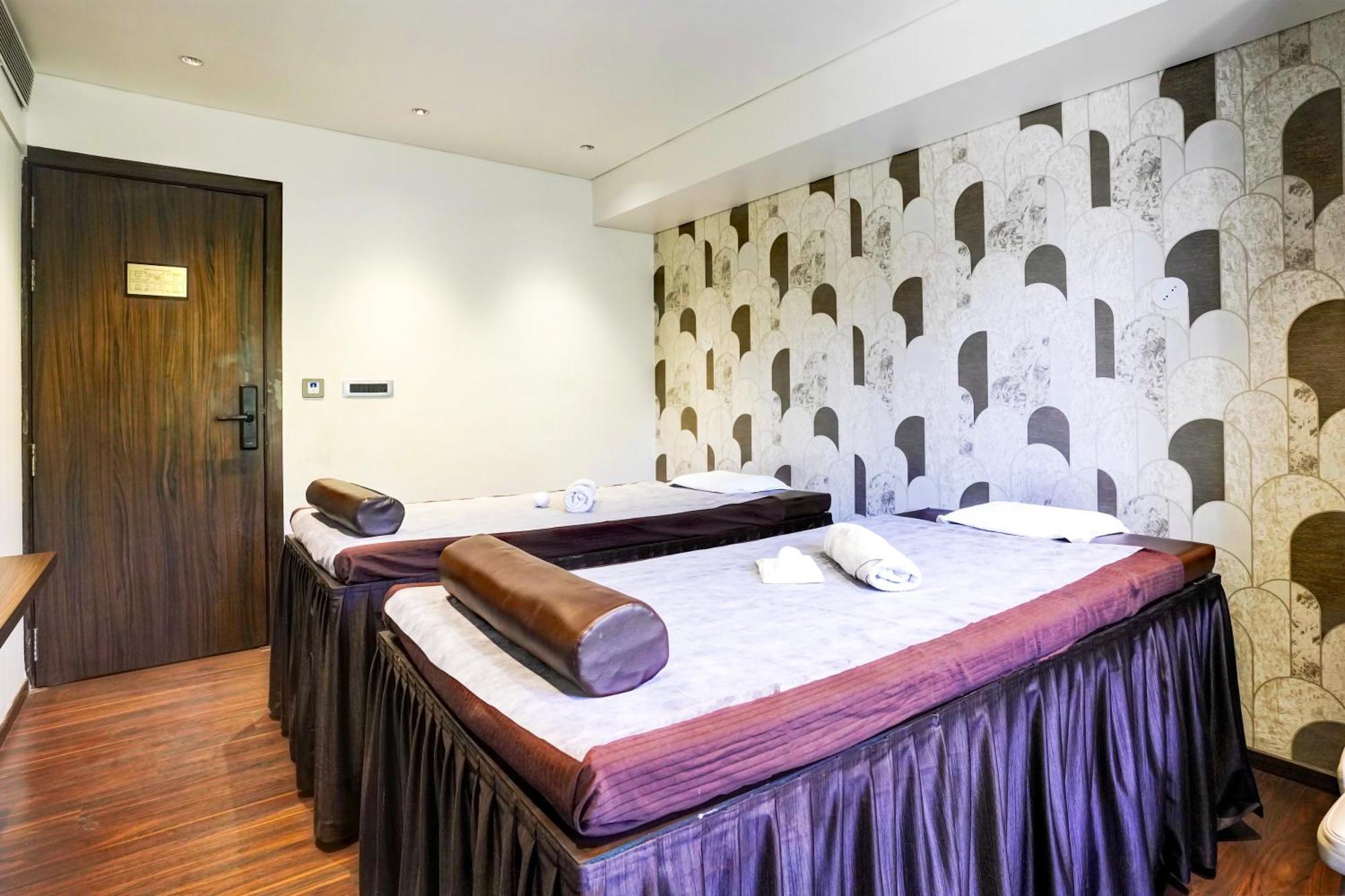 Palette Magarpatta City Formerly Emerald Guestimony Pune Ngoại thất bức ảnh